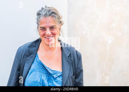 London, Großbritannien. Juni 2024. Tracey Emin (2024 mit She's kaum There) hat die Künstlerin Bianca Raffaella ausgewählt. Artist of the Day hat eine Einzelausstellung in der Flowers Gallery, einem Ausstellungsformat, das seit über 40 Jahren läuft. Guy Bell/Alamy Live News Stockfoto