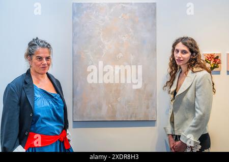 London, Großbritannien. Juni 2024. Tracey Emin wählte die Künstlerin Bianca Raffaella (beide mit She's kaum There, 2024) als Artist of the Day für eine Einzelausstellung in der Flowers Gallery, einem Ausstellungsformat, das seit über 40 Jahren läuft. Guy Bell/Alamy Live News Stockfoto