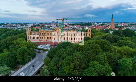 MÜNCHEN - 23. JUNI 2024: Panoramablick auf das Maximilianeum, Sitz des Bayerischen Landtags Stockfoto