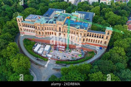 MÜNCHEN - 23. JUNI 2024: Panoramablick auf das Maximilianeum, Sitz des Bayerischen Landtags Stockfoto