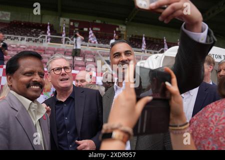 Der Vorsitzende der Labour Party, Sir Keir Starmer (2. Links), traf sich während eines Besuchs im Northampton Town Football Club im Sixfields Stadium in Northampton, während er sich auf dem Wahlkampfpfad befand. Bilddatum: Montag, 24. Juni 2024. Stockfoto