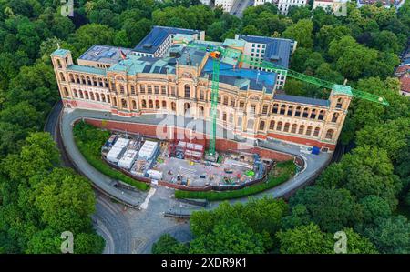 MÜNCHEN, DEUTSCHLAND - 23. JUNI 2024: Panoramablick auf das Maximilianeum, Sitz des Bayerischen Landtags Maximilianeum Sitz des Bayerischen Staatspräsidenten P. Stockfoto