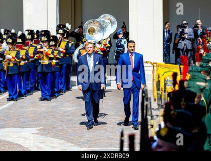 Den Haag, 15-06-2024 König Willem Alexander von den Niederlanden und HH Sjeik Tamim bin Hamad Al Thani, Emir von Katar Offizieller Besuch von HH Sjeik Tamim bin Hamad Al Thani, Emir von Katar und HH Sjeika Jawaher bint Hamad Al Thani in den Niederlanden WEISEN AUF die GUE-OUT. dpa Picture Alliance/Alamy Live News Stockfoto