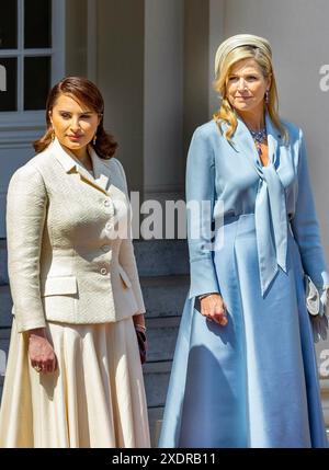 Der Haag, 15-06-2024 Königin Maxima der Niederlande und HH Sjeika Jawaher bint Hamad Al Thani von Katar Offizieller Besuch von HH Sjeik Tamim bin Hamad Al Thani, Emir von Katar und HH Sjeika Jawaher bint Hamad Al Thani in den Niederlanden WEISEN AUF DIE GUE OUT. dpa Picture Alliance/Alamy Live News Stockfoto