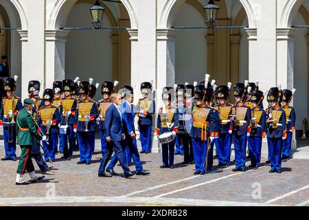 Den Haag, 15-06-2024 König Willem Alexander von den Niederlanden und HH Sjeik Tamim bin Hamad Al Thani, Emir von Katar Offizieller Besuch von HH Sjeik Tamim bin Hamad Al Thani, Emir von Katar und HH Sjeika Jawaher bint Hamad Al Thani in den Niederlanden WEISEN AUF die GUE-OUT. dpa Picture Alliance/Alamy Live News Stockfoto