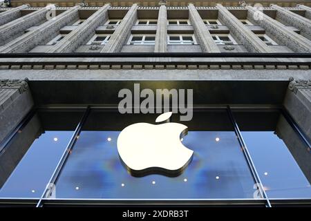 Apple Store am Jungfernstieg in Hamburg, Deutschland *** Apple Store on Jungfernstieg in Hamburg, Deutschland Stockfoto