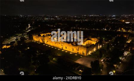 Wunderschöner Blick aus der Luft über die Caracalla-Thermen in Rom, Italien Stadtzentrum bei Nacht Stockfoto