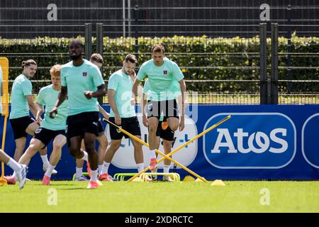 Berlin, Deutschland. Juni 2024. Die Spieler Österreichs sahen sich während eines MD-1-Trainings im Stadion auf dem Wurfplats in Berlin an. Quelle: Gonzales Photo/Alamy Live News Stockfoto