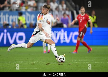 23. Juni 2024, Hessen, Frankfurt/Main: Fußball: Europameisterschaft, Schweiz - Deutschland, Vorrunde, Gruppe A, Spieltag 3, Frankfurter Arena, der deutsche Toni Kroos schießt. Foto: Federico Gambarini/dpa Stockfoto