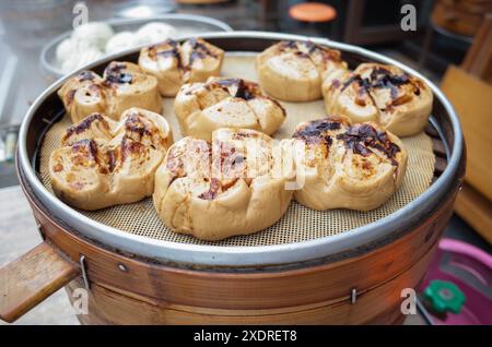 Gedämpfte Brötchen (Mantou) aus braunem Zucker. Chinesischer Snack. Stockfoto