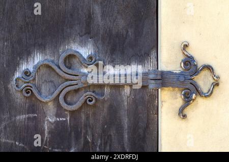 Alte Tür mit geschmiedeten Metallscharnieren Stockfoto