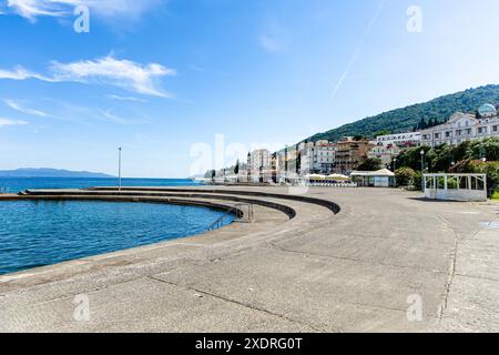 Opatija Kroatien - 27. Mai 2024: Panoramablick auf eine Küstenstadt mit einem amphitheaterförmigen Pool, Betonstegen und einem Hintergrund von Gebäuden, Stockfoto