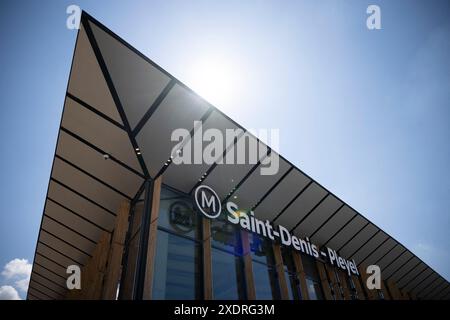 Saint Denis, Frankreich. Juni 2024. Blick auf die neue U-Bahn-Station Saint-Denis Pleyel vor ihrer Einweihung und die Verlängerung der Pariser U-Bahn-Linie 14, die vom Norden nach Süden der Hauptstadt führt, mit neuen Stationen, die rechtzeitig für die Olympischen Sommerspiele 2024 eröffnet wurden, in Saint-Denis, nahe Paris, Frankreich, 24. Juni, 2024. Foto von Eliot Blondet/ABACAPRESS. COM Credit: Abaca Press/Alamy Live News Stockfoto