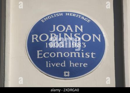 Blaue Gedenktafel mit englischem Erbe, die ein Haus des Ökonomen joan robinson in notting Hill, london, england, markiert Stockfoto