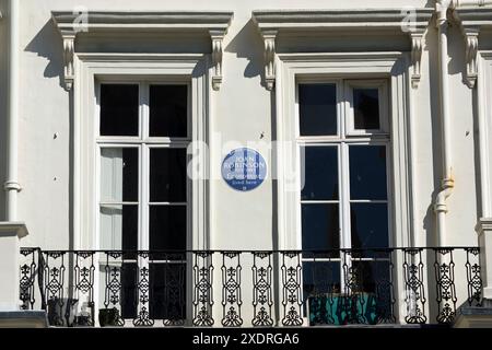 Blaue Gedenktafel mit englischem Erbe, die ein Haus des Ökonomen joan robinson in notting Hill, london, england, markiert Stockfoto