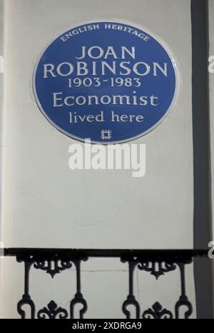 Blaue Gedenktafel mit englischem Erbe, die ein Haus des Ökonomen joan robinson in notting Hill, london, england, markiert Stockfoto