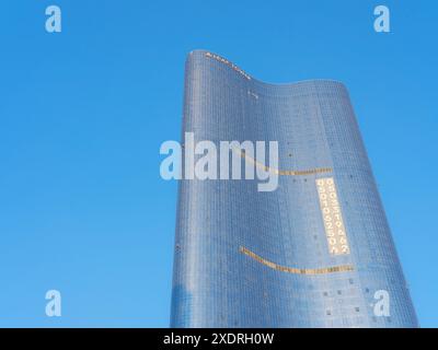 Abu Dhabi, VAE - 11. Januar 2024: Gebäude und Details, öffentliche Bereiche und Bereiche auf Al Reem Island. Stockfoto