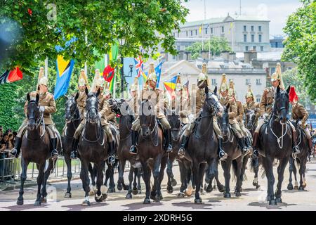 London, Großbritannien. Juni 2024. Eine Probe bei Tageslicht für die feierliche Begrüßung des japanischen Staatsbesuchs, der am Dienstag, den 25. Juni stattfindet. Berittene Truppen der Household Cavalry, der Foot Guards und der Bands der Household Division Proben ihre Manöver auf der Mall, im Buckingham Palace und auf der Horse Guards Parade. Guy Bell/Alamy Live News Stockfoto