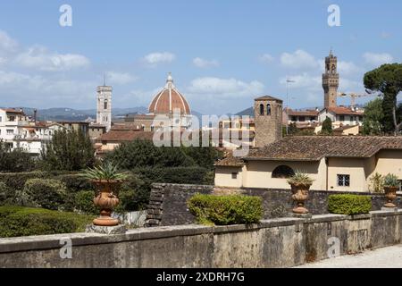 Klassische Urnen mit Sukkulenten an einer Mauer am Eingang zu den Boboli-Gärten mit Blick auf Florenz und den Dom. Italien Stockfoto