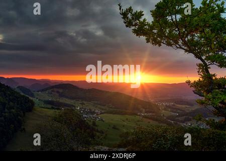 Schweiz, Schwarzbubenland, Zullwil, Meltingen, Nunningen, Solothurn, Herbstabend, Portiflue, Güggelhof Stockfoto