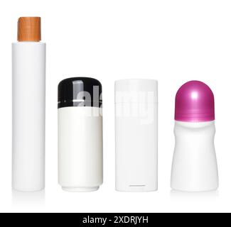 Set aus weißen Kosmetikflaschen, isoliert auf transparentem Hintergrund, Öko-Kosmetik und Zero Waste Konzept Stockfoto