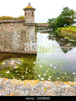 Saint-Vaast-La-Hougue, Normandie, Frankreich. Vauban Befestigungsanlagen. Fort von Graben umgeben. UNESCO-Weltkulturerbe. Stockfoto