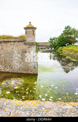 Saint-Vaast-La-Hougue, Normandie, Frankreich. Vauban Befestigungsanlagen. Fort von Graben umgeben. UNESCO-Weltkulturerbe. Stockfoto