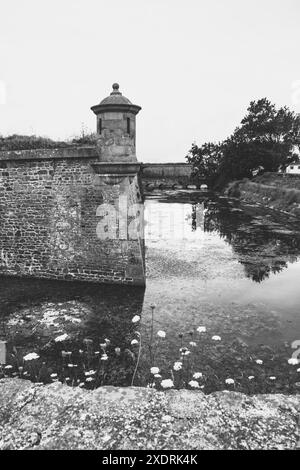 Saint-Vaast-La-Hougue, Normandie, Frankreich. Vauban Befestigungsanlagen. Fort von Graben umgeben. UNESCO-Weltkulturerbe. Schwarz weiß historisches Foto. Stockfoto