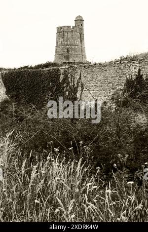 Zitadellenmauer und Turm von La Hougue. Vauban-Befestigungsanlagen. UNESCO-Weltkulturerbe. Saint-Vaast-La-Hougue, Normandie, Frankreich. Historisches Foto von Sepia Stockfoto