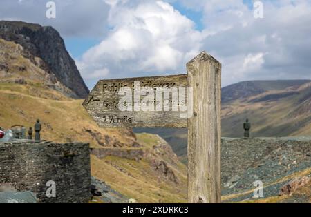 Nahaufnahme des hölzernen Schilds für öffentliche Brückenwege nach Gatesgarth im Honister Slate Mine Lake District Nationalpark Cumbria England Großbritannien Großbritannien Großbritannien Großbritannien Großbritannien Großbritannien Großbritannien Großbritannien Großbritannien Großbritannien Großbritannien Großbritannien Großbritannien Großbritannien Großbritannien Großbritannien Großbritannien Großbritannien Großbritannien Großbritannien Großbritannien Stockfoto