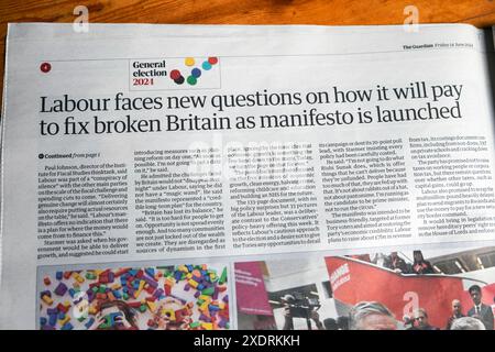 "Labour steht vor neuen Fragen darüber, wie es sich auszahlen wird, um das gebrochene Großbritannien bei der Veröffentlichung des Manifests zu reparieren", titelte die Zeitung Guardian Wahl14 Juni 2024 Großbritannien Stockfoto