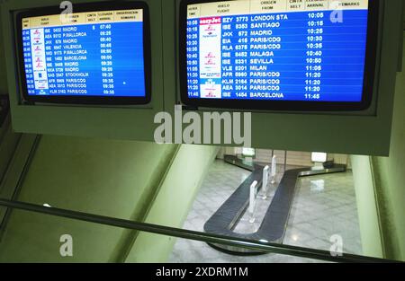 Informationsbildschirme. Gepäck-Förderbänder. Anreise. Loiu Flughafen. Bilbao. Euskadi. Spanien. Stockfoto