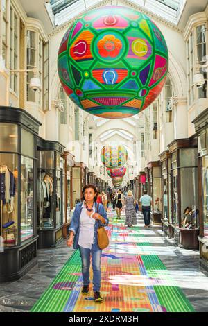 London, Großbritannien. Juni 2024. Die Burlington Arcade, die gehobene traditionelle Einkaufspassage im Londoner Mayfair, ist mit einem langen Teppichläufer im „Sporting Club“-Stil und riesigen Globus-Bälle dekoriert, in denen viele der Sportwettkämpfe des Sommers stattfinden, darunter Fußball, Olympische Sportarten und natürlich Tennis. Quelle: Imageplotter/Alamy Live News Stockfoto