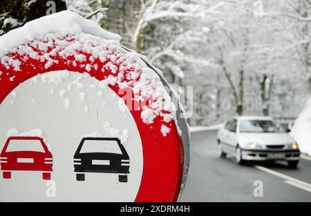 Schneebedeckte Straße, Udana Pass Oñati. Guipúzcoa, Spanien Stockfoto
