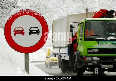 Schneebedeckte Straße, Udana Pass Oñati. Guipúzcoa, Spanien Stockfoto
