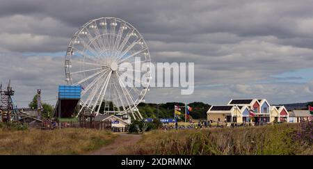 Das große Rad in Dawlish Warren, South Devon, während der Cofton's American Car Show am 22. Juni 2024. Stockfoto