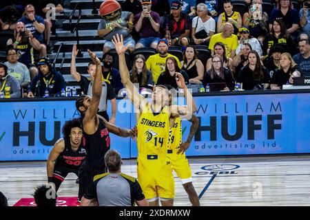 Edmonton, Kanada. Juni 2024. Edmonton Stinger (F) Brody Clarke (14) spielt 2024 im CEBL-Spiel 3 der Schlacht von Alberta zwischen Edmonton und Calgary im Edmonton Expo Centre gegen Justin Lewis (10). Calgary Surge 91 - 80 Edmonton Stinger. Quelle: SOPA Images Limited/Alamy Live News Stockfoto