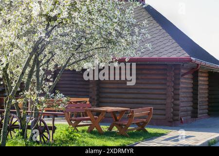 Blockhaus mit Terrassentischen nebenan Stockfoto