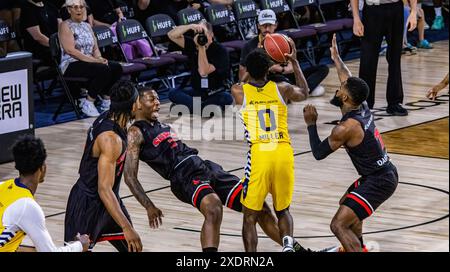 Edmonton, Kanada. Juni 2024. Edmonton Stingers (G) Elijah Miller (0) besiegt (F) Gabe Osabuohien (2) während des CEBL-Spiels 3 der Schlacht von Alberta zwischen Edmonton und Calgary im Edmonton Expo Centre 2024 ins Netz. Calgary Surge 91 - 80 Edmonton Stinger. Quelle: SOPA Images Limited/Alamy Live News Stockfoto