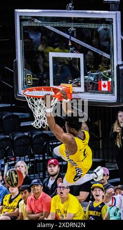 Edmonton, Kanada. Juni 2024. Edmonton Stinger (G) Michael Nuga (1) wurde 2024 im CEBL-Spiel 3 der Schlacht von Alberta zwischen Edmonton und Calgary im Edmonton Expo Centre gesehen. Calgary Surge 91 - 80 Edmonton Stinger. Quelle: SOPA Images Limited/Alamy Live News Stockfoto