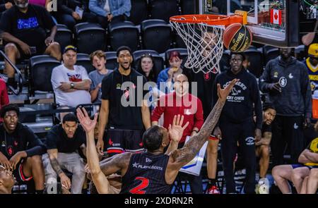 Edmonton, Kanada. Juni 2024. Calgary Surge (F) Gabe Osabuohien (2) legt sich im 2024 CEBL-Spiel 3 der Schlacht von Alberta zwischen Edmonton und Calgary im Edmonton Expo Centre für 2 Punkte ein. Calgary Surge 91 - 80 Edmonton Stinger. Quelle: SOPA Images Limited/Alamy Live News Stockfoto