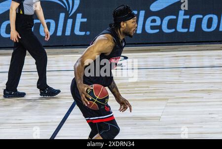 Edmonton, Kanada. Juni 2024. Calgary Surge (G) Mathieu Kamba (9) nimmt 2024 den Ball im CEBL-Spiel 3 der Schlacht von Alberta zwischen Edmonton und Calgary im Edmonton Expo Centre auf. Calgary Surge 91 - 80 Edmonton Stinger. Quelle: SOPA Images Limited/Alamy Live News Stockfoto