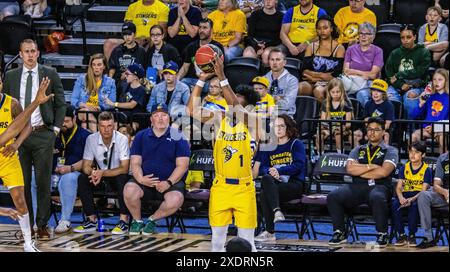 Edmonton, Kanada. Juni 2024. Edmonton Stinger (G) Michael Nuga (1) schießt 2024 im CEBL-Spiel 3 der Schlacht von Alberta zwischen Edmonton und Calgary im Edmonton Expo Centre um 3 Punkte. Calgary Surge 91 - 80 Edmonton Stinger. Quelle: SOPA Images Limited/Alamy Live News Stockfoto