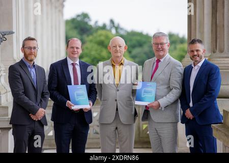 (Von links nach rechts) Sinn Fein MLA und Vorsitzender der Allparteiengruppe (APG) zur Verringerung des Schadens im Zusammenhang mit Glücksspielen Philip McGuigan, Gemeindeminister Gordon Lyons, Derek Webb Gründer der Kampagne für faireres Glücksspiel, Gesundheitsminister Mike Nesbitt und UUP MLA und stellvertretender Vorsitzender der All Party Group on Reducing harm related with Gambling Robbie Butler während eines neuen Glücksspielberichts, der von der All Party Group in Stormont in Stormont veröffentlicht wurde. Sie erkennt das Glücksspiel als ein Problem der öffentlichen Gesundheit an und fordert die NI-Exekutive, die Ministerien und die britische Regierung auf, entschlossene Maßnahmen zu ergreifen, um langfristig zu schützen Stockfoto