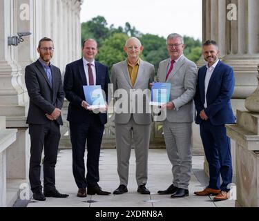 (Von links nach rechts) Sinn Fein MLA und Vorsitzender der Allparteiengruppe (APG) zur Verringerung des Schadens im Zusammenhang mit Glücksspielen Philip McGuigan, Gemeindeminister Gordon Lyons, Derek Webb Gründer der Kampagne für faireres Glücksspiel, Gesundheitsminister Mike Nesbitt und UUP MLA und stellvertretender Vorsitzender der All Party Group on Reducing harm related with Gambling Robbie Butler während eines neuen Glücksspielberichts, der von der All Party Group in Stormont in Stormont veröffentlicht wurde. Sie erkennt das Glücksspiel als ein Problem der öffentlichen Gesundheit an und fordert die NI-Exekutive, die Ministerien und die britische Regierung auf, entschlossene Maßnahmen zu ergreifen, um langfristig zu schützen Stockfoto