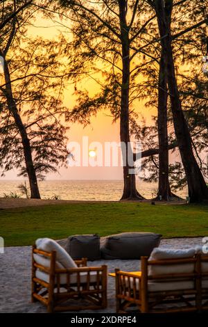 Sonnenuntergang an der Strandbar im Mai Khao Beach Resort in Phuket Thailand Stockfoto
