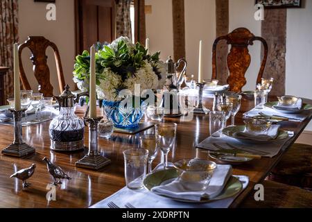 Antike Intarsien Esszimmerstühle in Tudor Farmhouse aus dem 16. Jahrhundert, Hertfordshire, England, Großbritannien. Stockfoto