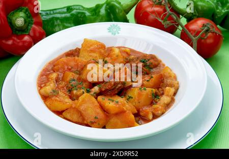 Kartoffeln nach Riojana-Art. Cuisine School Luis Irizar. Donostia-San Sebastian, Gipuzkoa. Euskadi. Spanien. / Patatas a la Riojana. Escuela de Cocina Luis I. Stockfoto