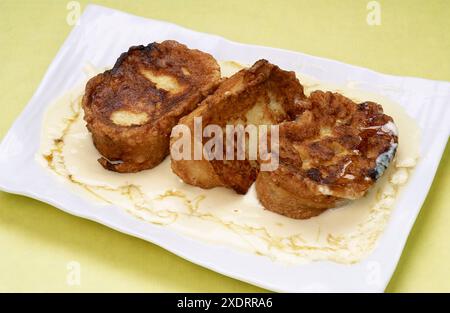 Verlorenes Brot mit Vanillecreme. Nachtisch. Cuisine School Luis Irizar. Donostia-San Sebastian, Gipuzkoa. Euskadi. Spanien. / Torrijas a la Crema de Vainill Stockfoto