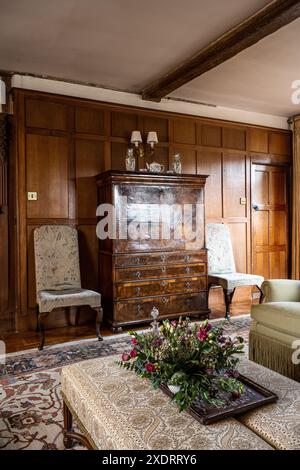 Antikes Büro mit zwei Stühlen in Tudor Farmhouse aus dem 16. Jahrhundert, Hertfordshire, England, Großbritannien. Stockfoto